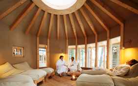 Der Ruheraum der Außensauna - Foto: Ingo Wandmacher